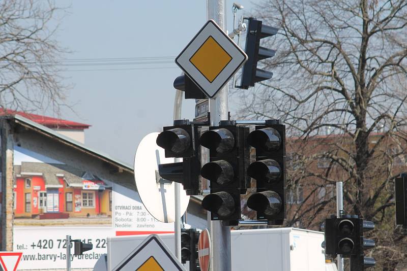 Dělníci mění zastaralé semafory na hlavním tahu Břeclaví. Nahrazují je moderními s kamerami.