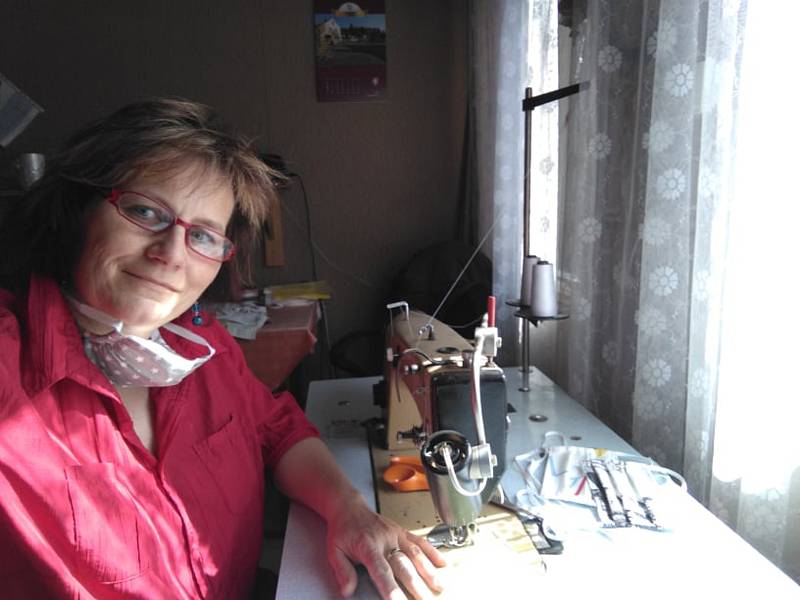 Starostka obce Morkůvky Brigita Petrášová se pustila do šití roušek. "Je to potřeba," říká.
