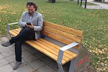 Chytrá lavička v ulici Hraničářů už slouží obyvatelům Mikulova. Lidé si tam mohou dobít telefon nebo se připojit k internetu.
