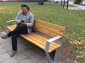 Chytrá lavička v ulici Hraničářů už slouží obyvatelům Mikulova. Lidé si tam mohou dobít telefon nebo se připojit k internetu.