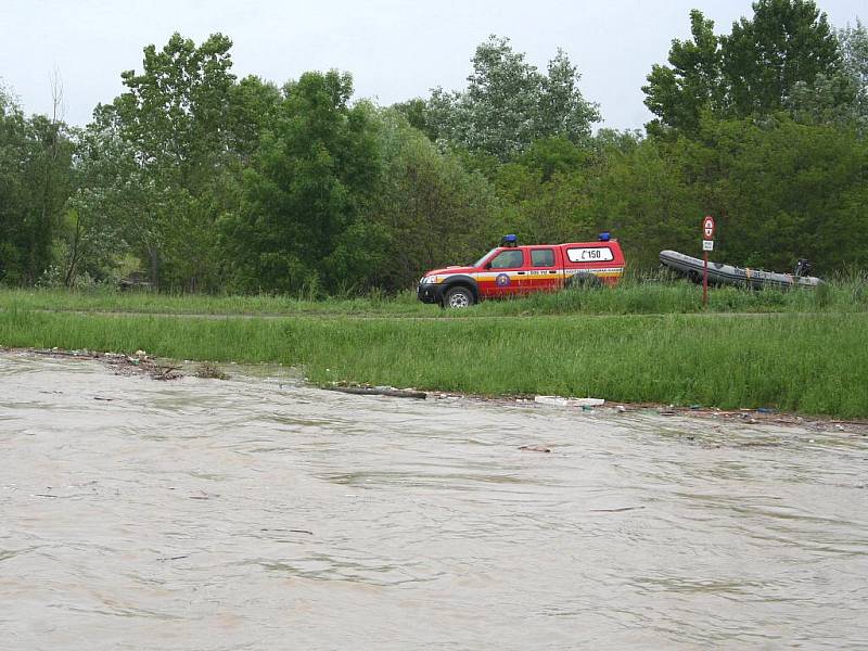 Pohled na rozvodněnou řeku.