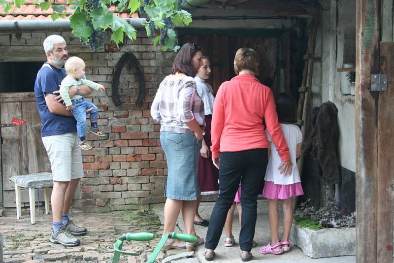 V krumvířském muzeu návštěvníky provázejí dcery nových správkyň historického domu v dochovaném lidovém oděvu. 