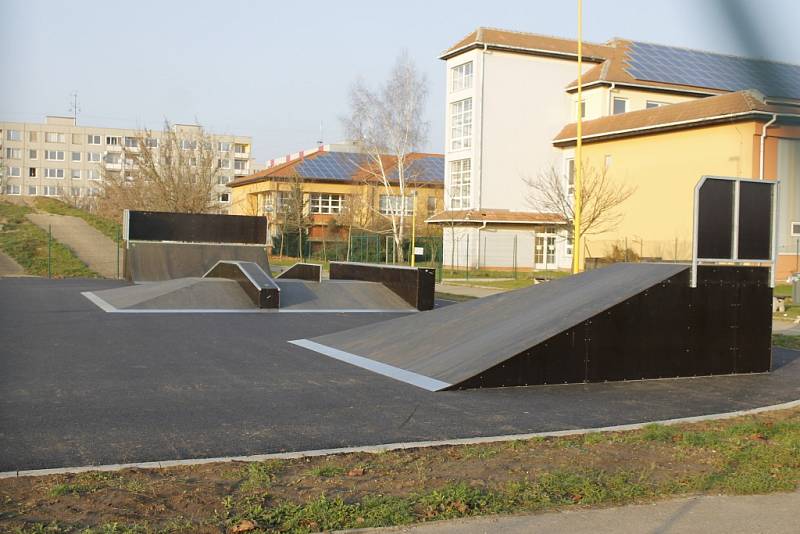 Břeclav má opět skatepark.