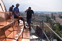 Břeclavští pokračují s opravami vodárenské věže. Redakce Deníku Rovnost využila unikátní příležitosti prohlédnout si kupoli ve výšce více jak čtyřiceti metrů nad zemí zvenčí z lešení.