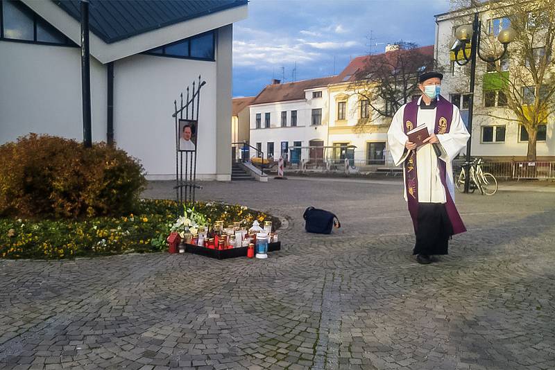 Římskokatolická farnost v Břeclavi zřídila u tamního kostela svatého Václava pietní místo k uctění zemřelého duchovního Josefa Ondráčka.