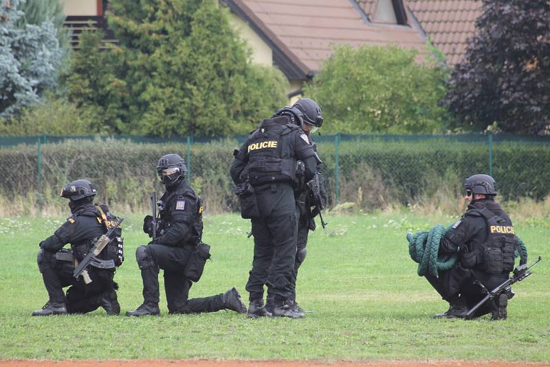 Republikoví policisté představili v pátek veřejnosti svou techniku, nechyběla ani ukázka práce zásahové jednotky. Zájemci si mohli vyzkoušet také fyzické testy. Při akci Policista na zkoušku.