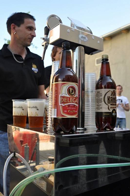 Zámecký pivovar Břeclav nabídl v pátek lidem k ochutnání poprvé nové břeclavské pivo. Přímo před znovuzrozeným pivovarem si mohli dát desítku Delegáta nebo dvanáctku Kance.