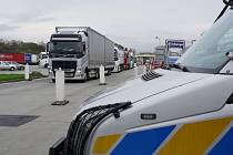 Hraniční přechod na dálnici D2 u jihomoravského Lanžhota. Ze Slovenska popojíždějí řidiči kamionů a nákladních aut v mnohakilometrových kolonách. V dopravní špičce čekají na kontrolu kvůli migrantům i dlouhé hodiny.