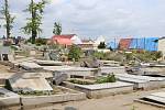 Hřbitov v Mikulčicích poničený tornádem.