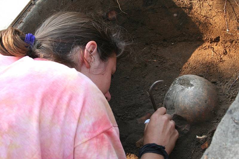 Archeologové objevili v roce 2008 na Pohansku jen pár desítek metrů od základny, kde dříve stál seník či malá stodola, zděnou stavbu. Již tehdy vše nasvědčovalo tomu, že se jedná o velkomoravský kostelík.