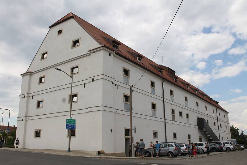 Ve Velkých Pavlovicích v pátek slavnostně otevřeli hotel Lotrinský, který vznikl z historické sýpky.