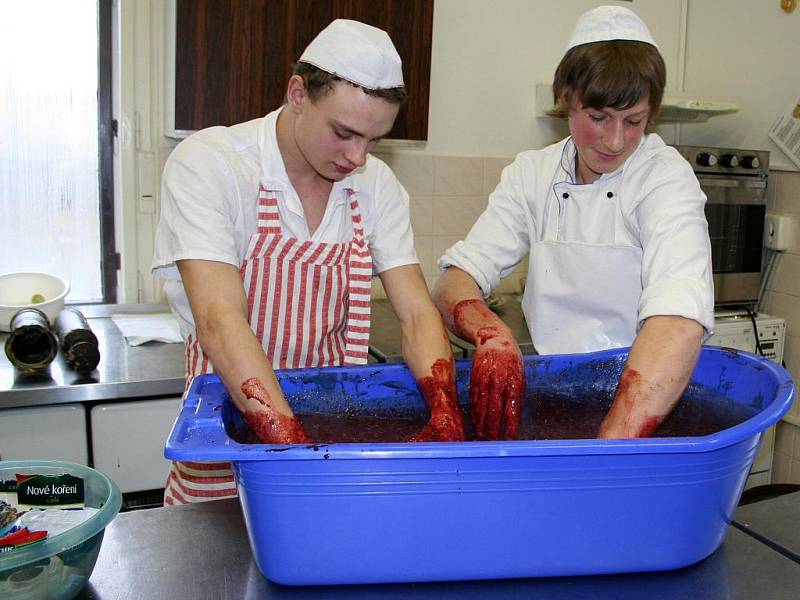 Žáci cvrčovického učiliště oboru kuchařské práce si mohli díky projektovému dnu vyzkoušet, jak vypadá zabijačka.