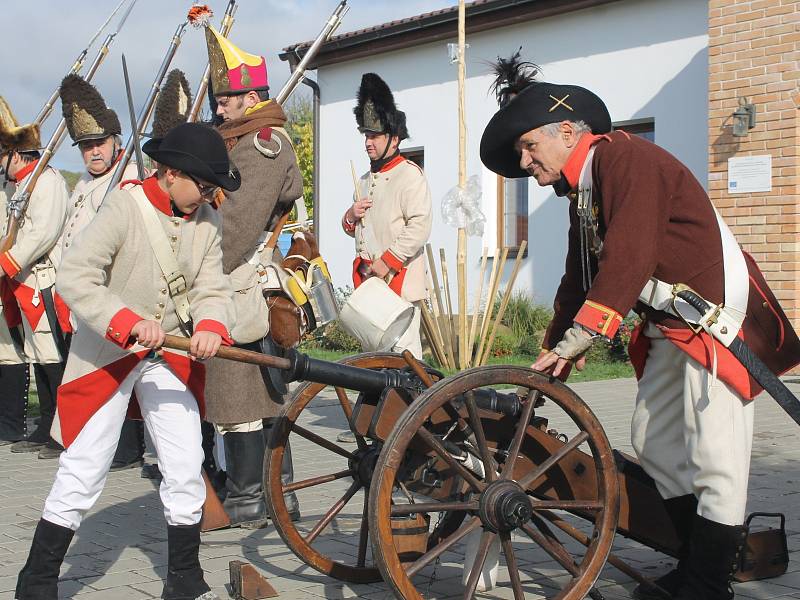 V Popicích rozložilo tábor Napoleonovo vojsko a přihlížející byli svědky boje. Dokonce mohli ochutnat něco z vojenské polní kuchyně či vystřelit si ze zbraně.