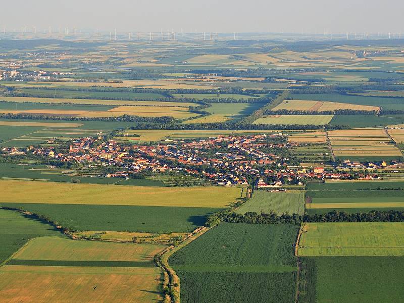 Podvečerní let nad Pálavou na počátku léta.