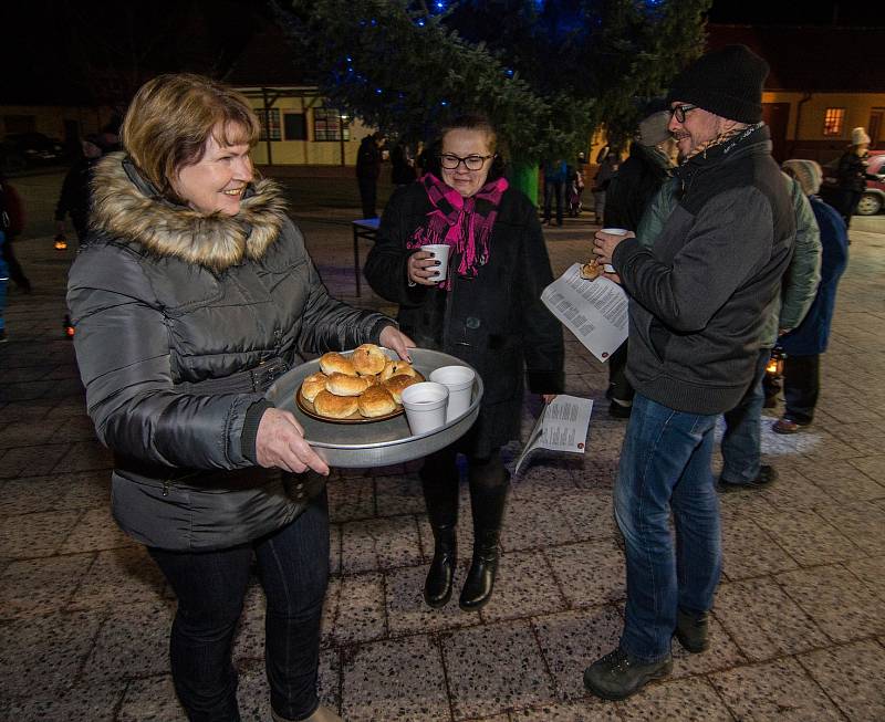 Stovka lidí zavítala ve středu v podvečer na hodové sólo do Bořetic zpívat koledy. Bořetičtí se účastní akce Česko zpívá koledy od prvního ročníku. Zpěv tam jako vždy táhli mužáci.