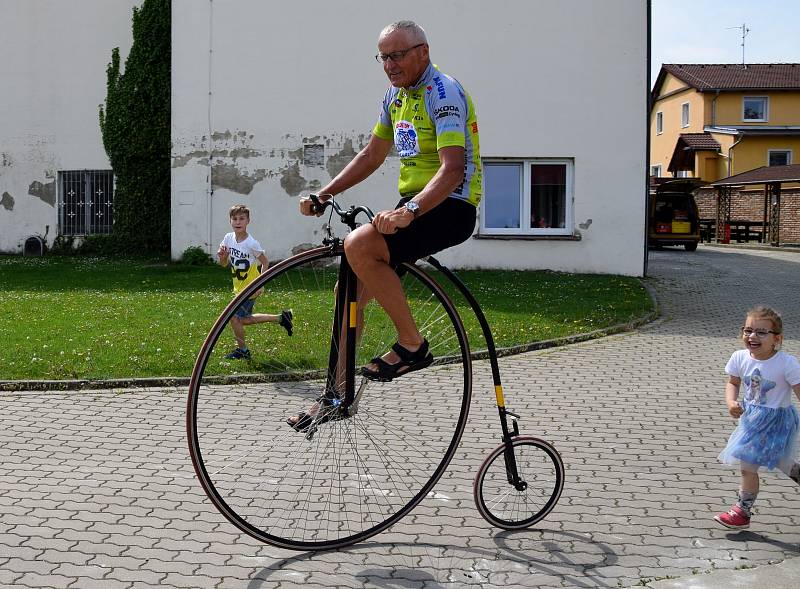 Cyklista Josef Zimovčák dorazil mezi vrbické děti. Svezl je na vysokém kole a představil třináctý ročník charitativního projektu Na kole dětem. Několikadenní závod na podporu malých onkologicky nemocných pacientů v červnu zakončí právě ve Vrbici.