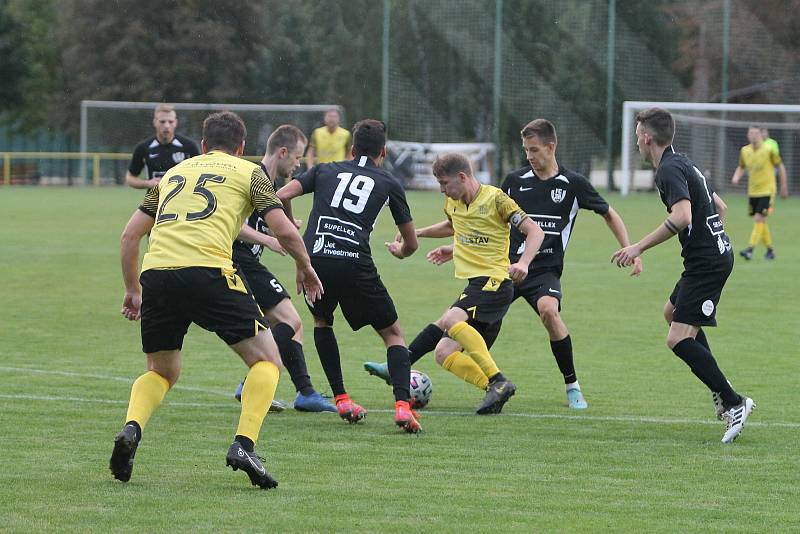 Fotbalisté Krumvíře (ve žlutém) porazili Svratku Brno 3:2.