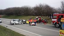 Dvě osobní auta se ve středu 13. března odpoledne čelně střetla na frekventované silnici I/55 nedaleko Hrušek. Zatímco Ford Mondeo zůstal na silnici, Fiat Panda ležel po srážce vedle cesty na střeše. 