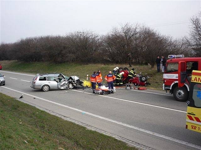 Dvě osobní auta se ve středu 13. března odpoledne čelně střetla na frekventované silnici I/55 nedaleko Hrušek. Zatímco Ford Mondeo zůstal na silnici, Fiat Panda ležel po srážce vedle cesty na střeše. 