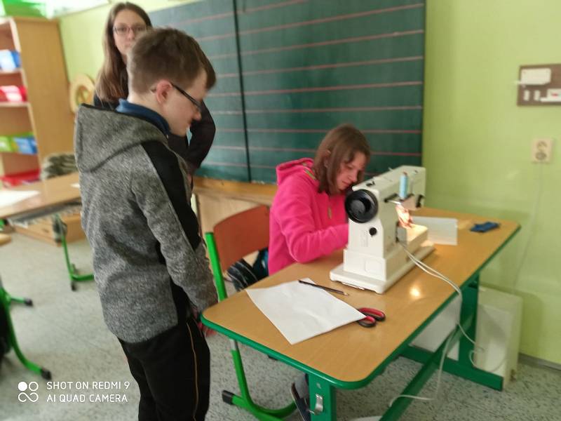 Děti se učily šít na stroji. FOTO: Archiv školy