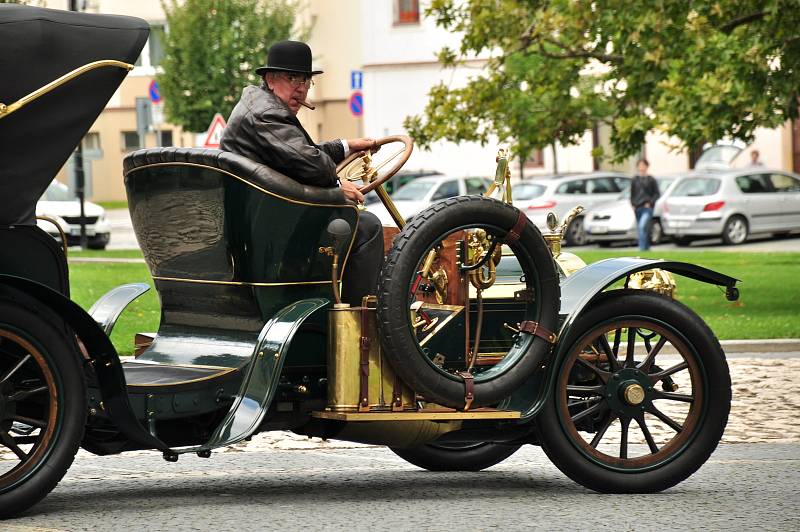 Jihem Moravy projel Pálavský Oldtimer. Předválečným veteránům mávali lidé především v Lednicko valtickém areálu.