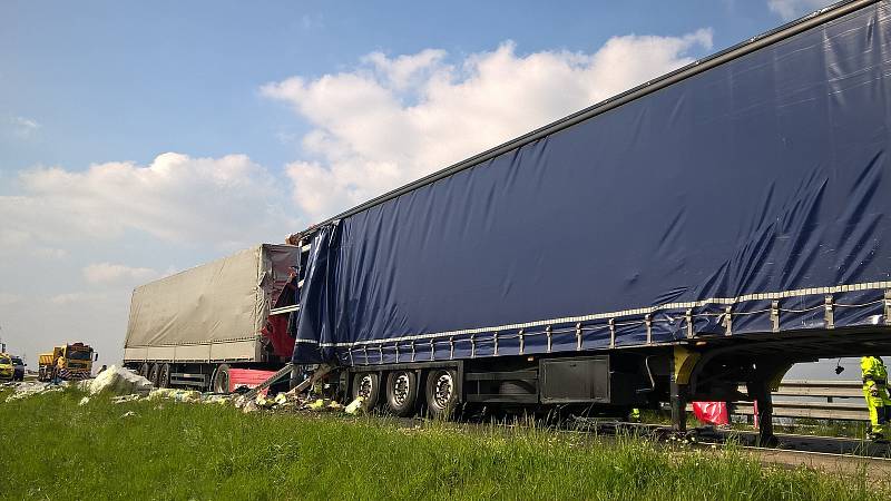 Nehoda dvou kamionů ve čtvrtek odpoledne uzavřela dálnici D2 mezi Podivínem a Břeclaví. Ve zcela zdemolované kabině jednoho z nákladních aut zemřel řidič.