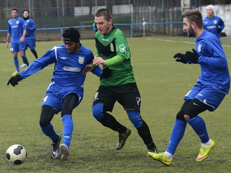 Brazilec Lucas Carvalho Serra v dresu Břeclavi (vlevo).