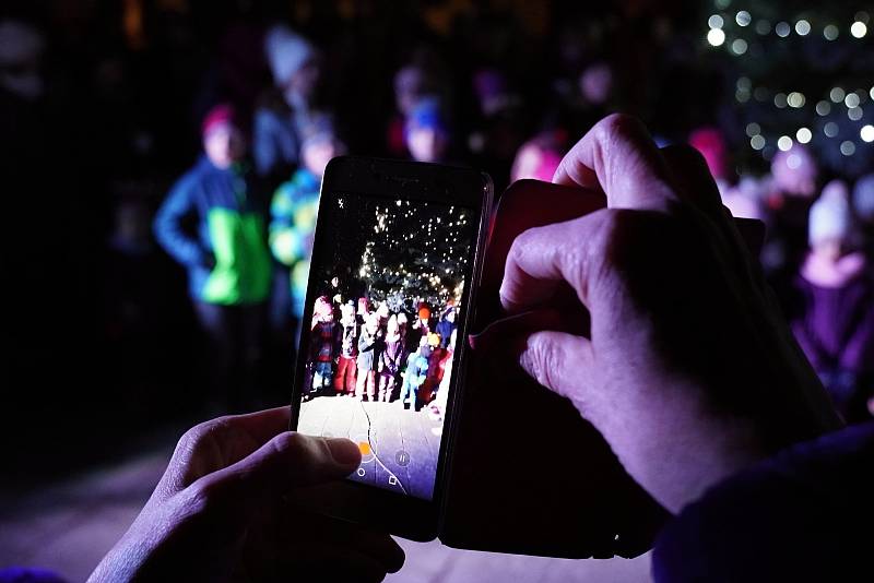 V Podivíně se sešlo u rozsvíceného vánočního stromu asi 250 lidí. Tón při akci Česko zpívá koledy udávaly děti z místního folklorního souboru Voděnka.