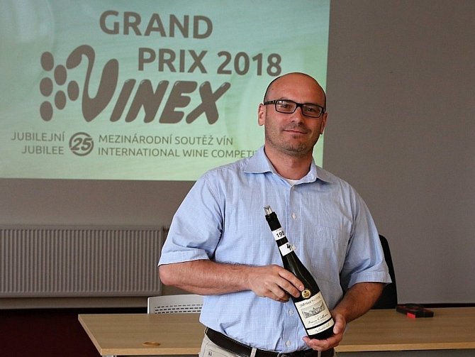 Šampiona letošního Grand Prix Vinex bralo Chateau Valtice za Rulandské bílé. Na snímku marketingový ředitel David Šťastný.
