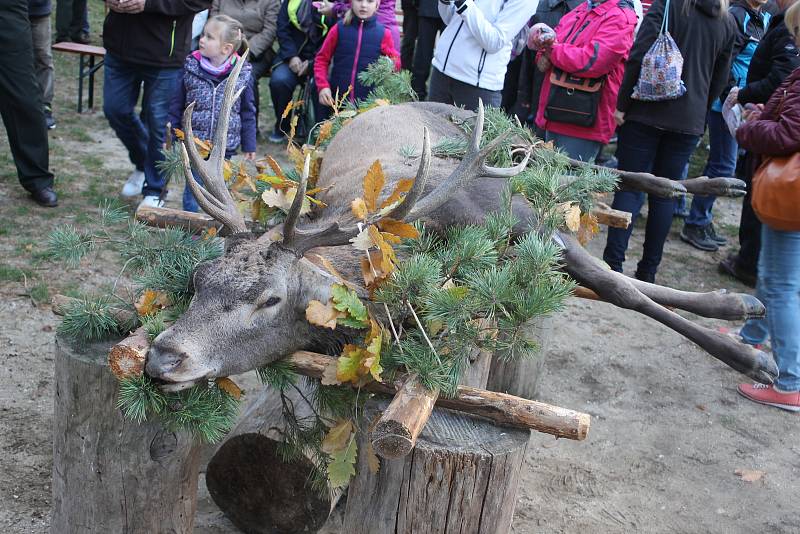 Svatohubertská mše u kaple svatého Huberta v Bořím lese nedaleko Valtic.