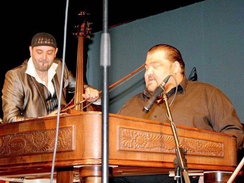 Obrovský potlesk si do zákulisí odnášeli slovenští Romano Stilo a hudební virtuos Pavel Šporcl.