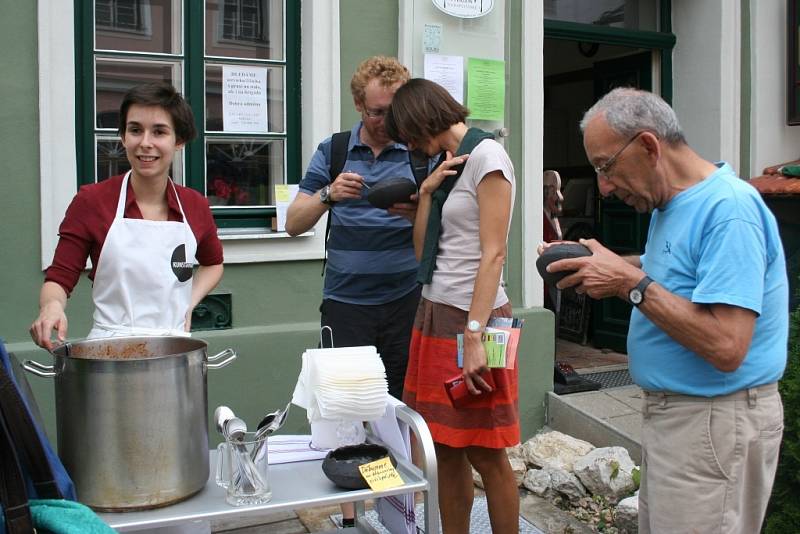 Před mikulovskou Eat Art Gallery si v sobotu rozbalila své „nádobíčko“ mladá rakouská umělkyně Flora Szurcsik. Kolemjdoucím zadarmo nalévala studenou zeleninovou polévku Gazpacho, a to do originálních keramických misek, které sama vytvořila.