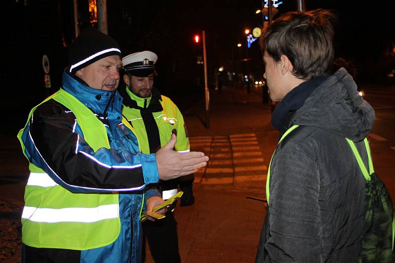 Bezpečnostní akce pro chodce. V Břeclavi zástupci Besipu a policie rozdávali lidem reflexní pásky.