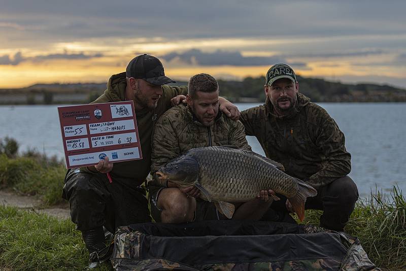 Při závodě chytli úlovek o váze 25 kg