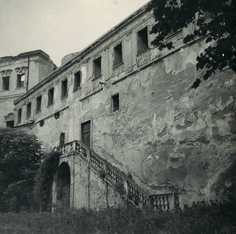 Prostor pod východní terasou po požáru zámku v roce 1945.