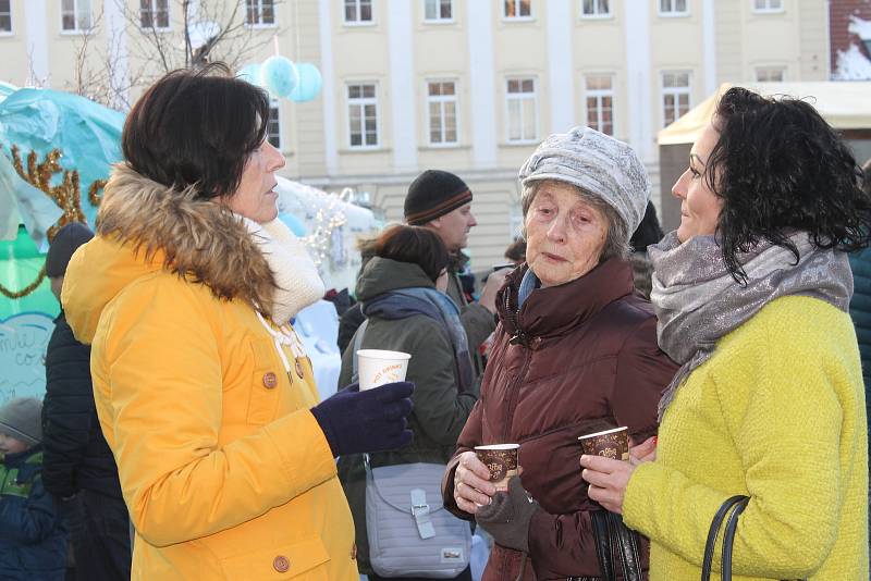 Hustopečské náměstí opět ožilo soutěžním kláním o nejlepší punč. Cenu si odneslo Ledové království.