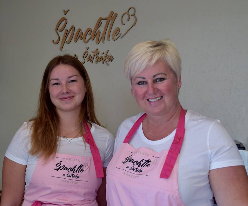 Jana Procházková vyrábí v Rakvicích na Břeclavsku řemeslnou domácí zmrzlinu. Sjíždějí se na ni místní, turisté i lidé ze širokého okolí.