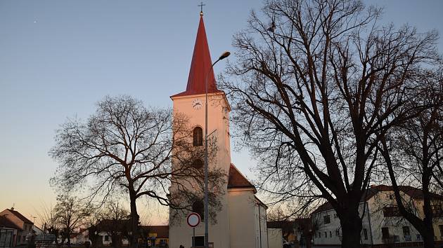 Náročná oprava věže kostela v Rakvicích je hotová. Pozornost na sebe strhává dominantní pozlacená kupole nesoucí kříž.