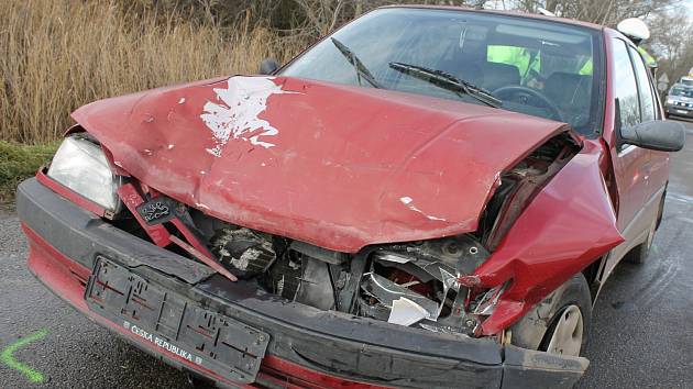 Tři osobní auta se střetla v pátek na silnici mezi Podivínem a Rakvicemi. Kolize Škody Felicie, Fordu Focus a peugeotu ve směru na Břeclav si vyžádala jedno zranění. Došlo k ní krátce před desátou hodinou dopoledne.