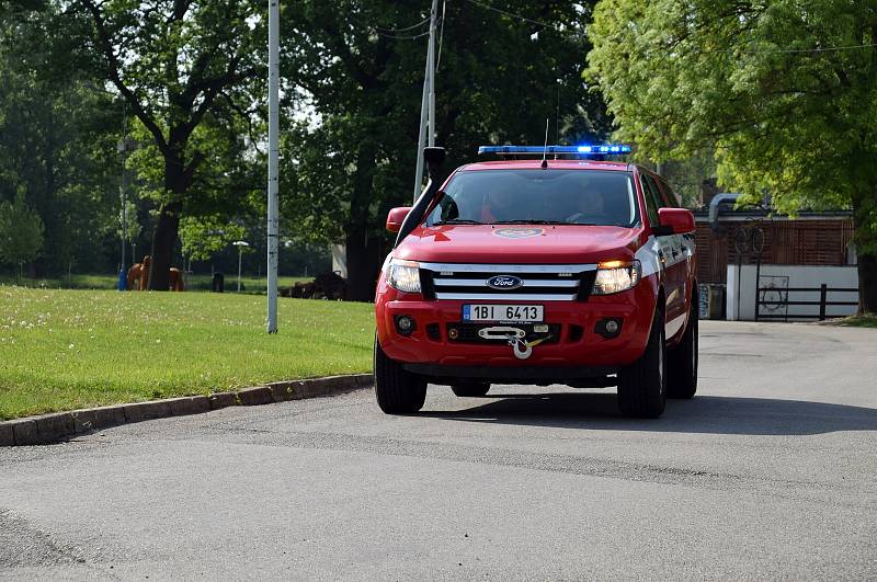 Hasiči, záchranáři a policisté nacvičovali zásah při úniku čpavku na zimním stadionu v Břeclavi.