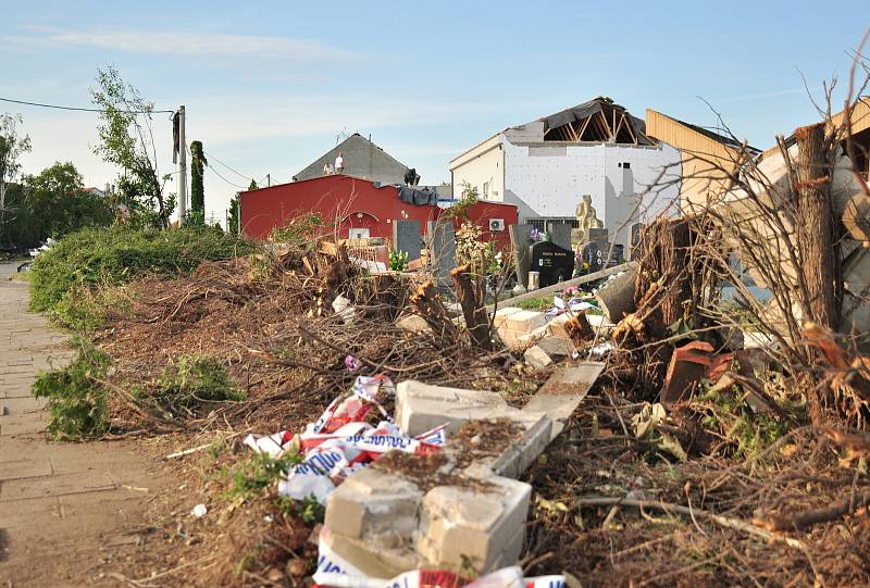 Pátý den po katastrofě. V obcích  poškozených tornádem, začaly první demolice domů, zatím jen v režii majitelů nemovitostí. Řízené demolice 115 domů kraj zahájí příští týden.