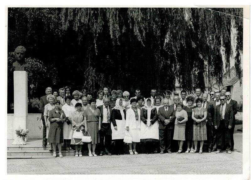 Obrázky ze života v Kosticích.  Sraz padesátníků v roce 1986.