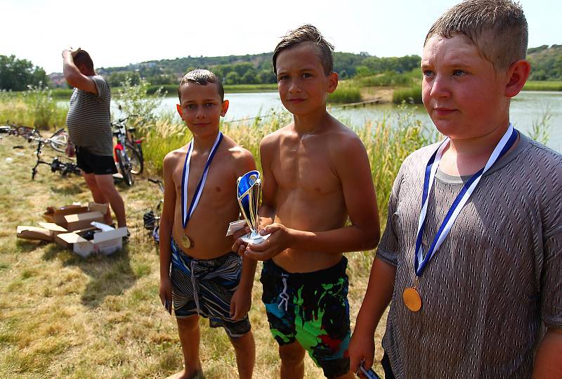 První ročník Pavlovické lávky. Lidé na kole přejížděli lávku na rybníku Zahájka.