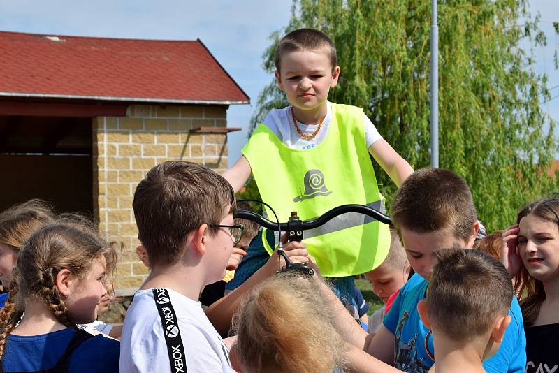 Cyklista Josef Zimovčák dorazil mezi vrbické děti. Svezl je na vysokém kole a představil třináctý ročník charitativního projektu Na kole dětem. Několikadenní závod na podporu malých onkologicky nemocných pacientů v červnu zakončí právě ve Vrbici.