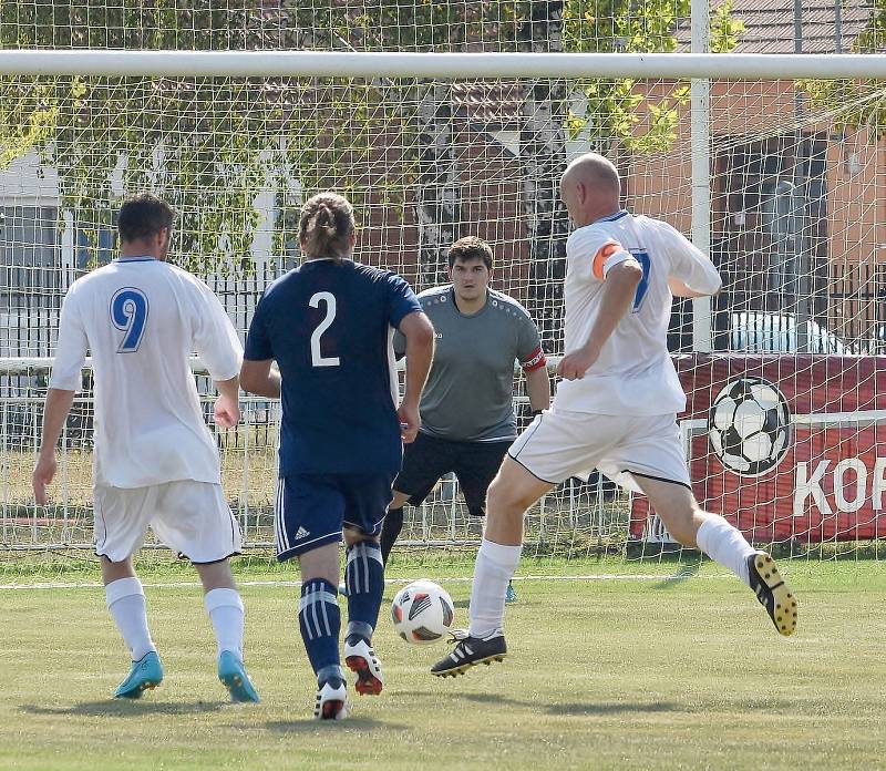 Fotbalisté rezervy Kostice (v bílém) v prvním kole jasně porazili B tým Břeclavi.