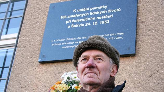 Ludvík Úlehla u pamětní desky, která od úterý připomíná železniční neštěstí z roku 1953.