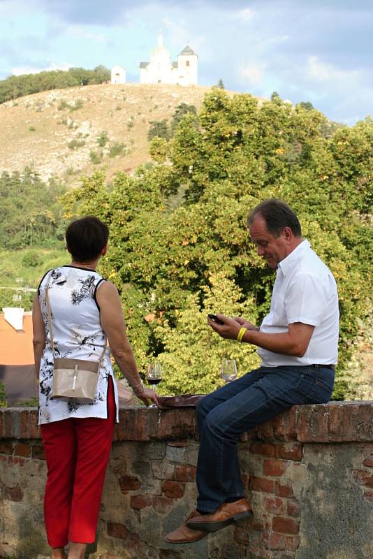 Od pátečního odpoledne baví návštěvníky vinobraní v Mikulově hvězdy československé hudební scény i regionální cimbálové muziky. Ulice města jsou plné lidí, burčáku a zábavy.