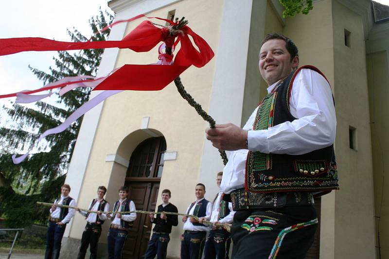 Folklorem nadšení mladí muži v Němčičkách na Břeclavsku si pro letošní Velikonoce zapletli pomlázku o délce devět a půl metru. Po sváteční mši v kostele s ní procházeli ulicemi obce.