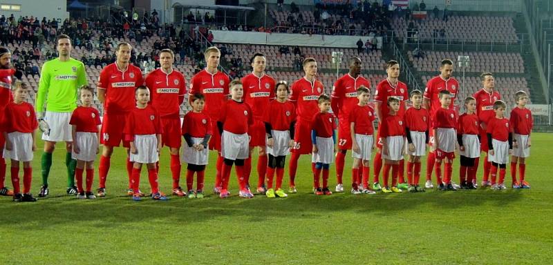 Malí fotbalisté Hrušek doprovázeli na hřiště své prvoligové idoly. 