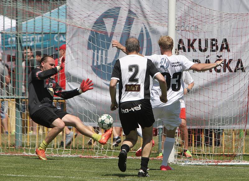  Sobotní charitativní fotbalový turnaj sportovních a hereckých osobností v Mikulově vyhrál tým pořádajícího hokejisty Jakuba Voráčka.